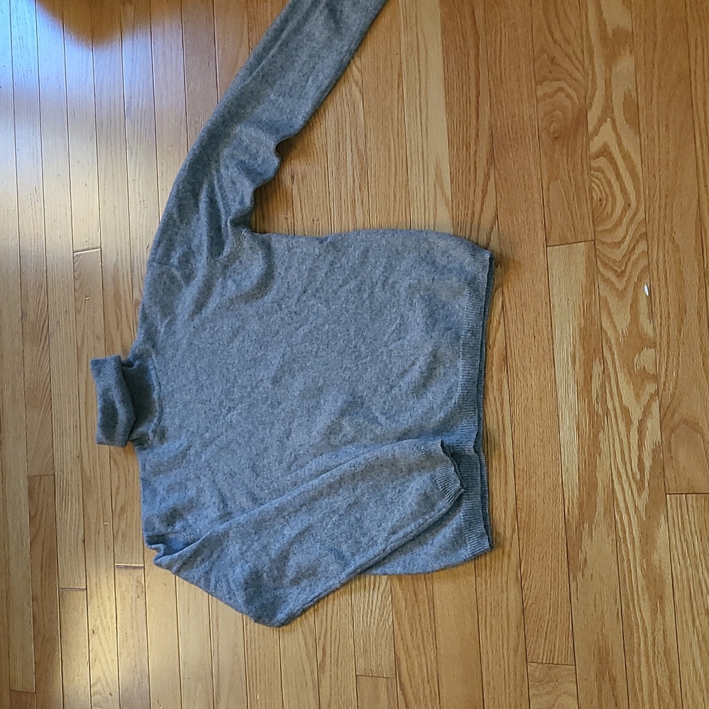 EUC 100% Cashmere Sweater size S- M
